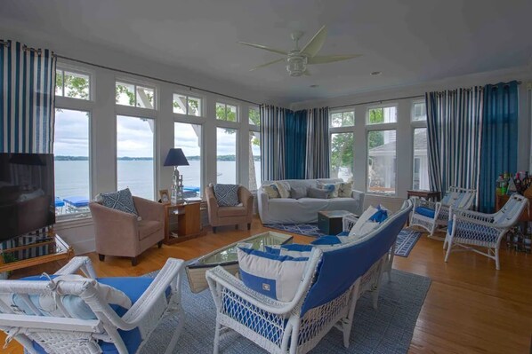 Smart TV, fireplace, ping pong