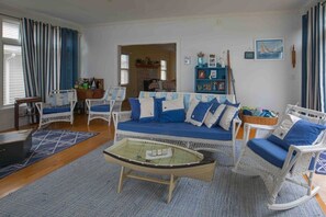 Smart TV, fireplace, ping pong