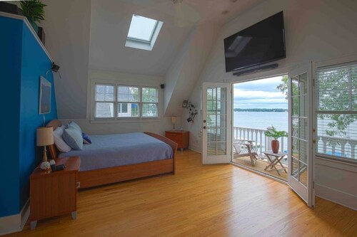 Beautiful 3600sqft Cottage on Lake Maxinkuckee in Culver Indiana.