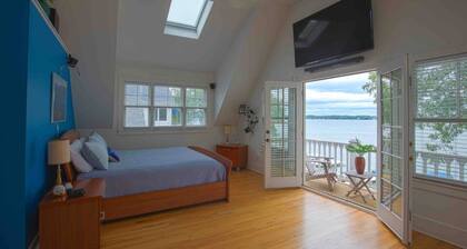 Beautiful 3600sqft Cottage on Lake Maxinkuckee in Culver Indiana.