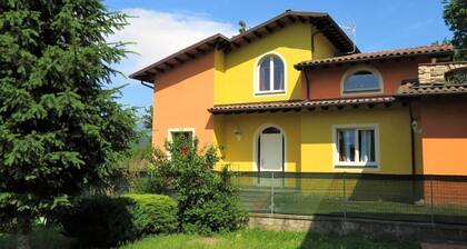 Spacious 5 Bedroom Tuscan Villa, Private Pool, Garden & Mountain Views