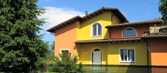 Spacious 5 Bedroom Tuscan Villa, Private Pool, Garden & Mountain Views