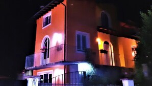 Un bâtiment à deux étages, doté d’un balcon à l’étage supérieur, d’une porte bien visible et d’une petite fenêtre au deuxième étage.