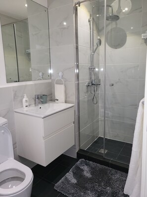 Dusj, hårføner, håndklær og såpe