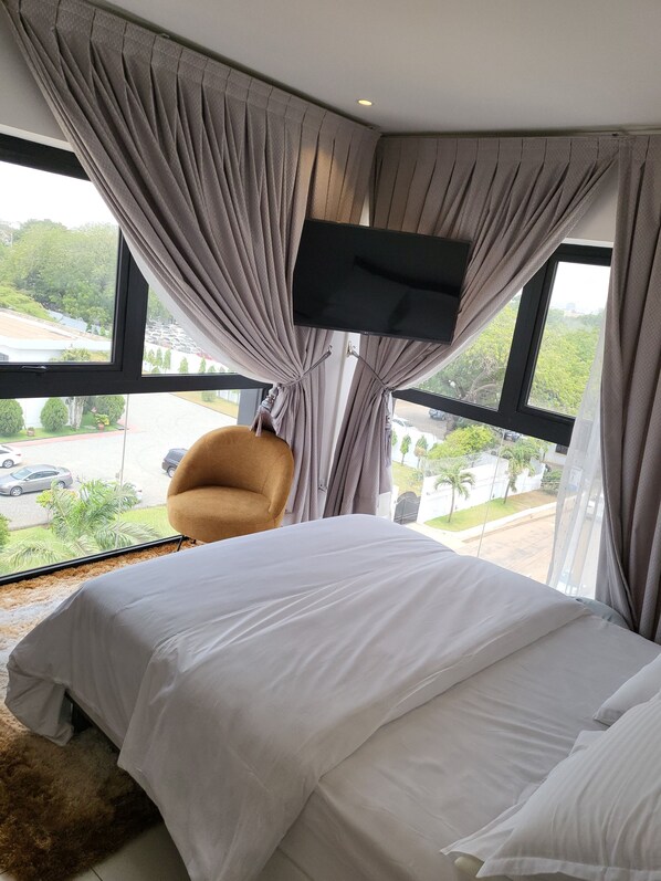 3 bedrooms, in-room safe, iron/ironing board, free WiFi