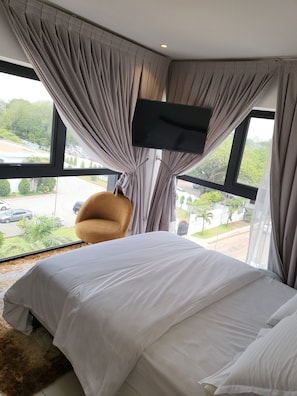 3 bedrooms, in-room safe, iron/ironing board, free WiFi