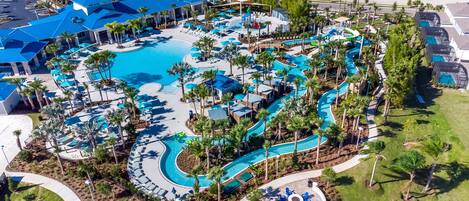 Una piscina cubierta, una piscina climatizada