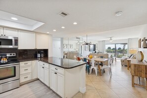 Kylskåp, mikrovågsugn, ugn och spishäll