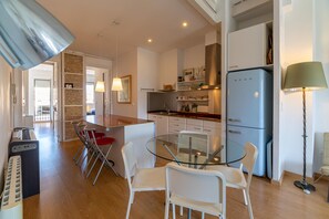 Frigorífico, microondas, lavavajillas y tostadora