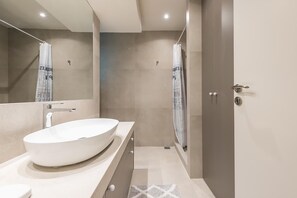 Departamento básico | Baño | Regadera y toallas 