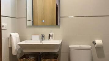 Tina, secadora de cabello, bidet, toallas