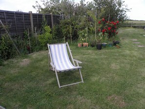 Property grounds - Selfcontained Apartment Garden Room hot tub, sauna massage studio in the grounds (chichester)