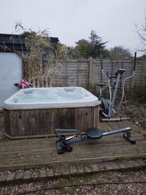 Property grounds - Selfcontained Apartment Garden Room hot tub, sauna massage studio in the grounds (chichester)