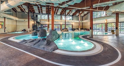 Crosswater Luxury Retreat with Hot Tub, Firepit & Complimentary Outdoor Gear