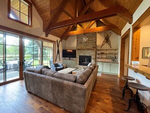 Televisión y chimenea 