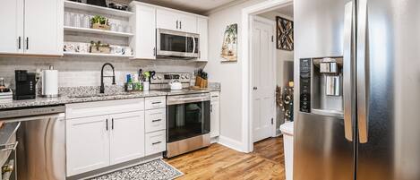 Full-size fridge, microwave, oven, stovetop