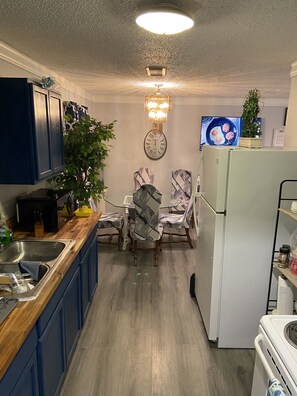 Refrigerador, microondas, horno y cafetera y tetera