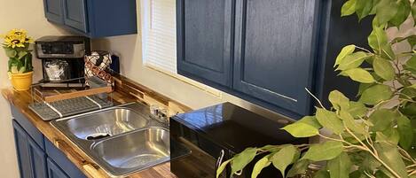 Fridge, microwave, oven, coffee/tea maker