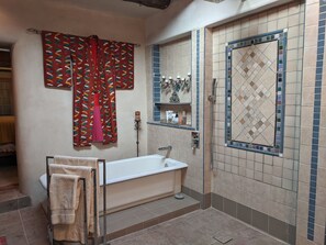 Badewanne, Haartrockner, Handtücher, Seife