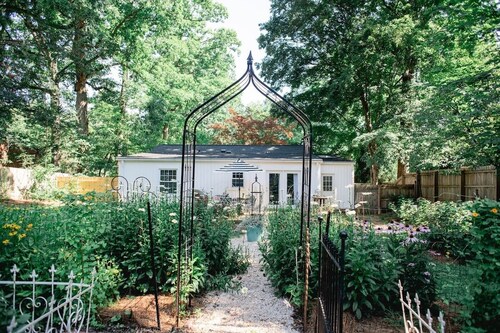 Modern ranch house conveniently located in Greensboro