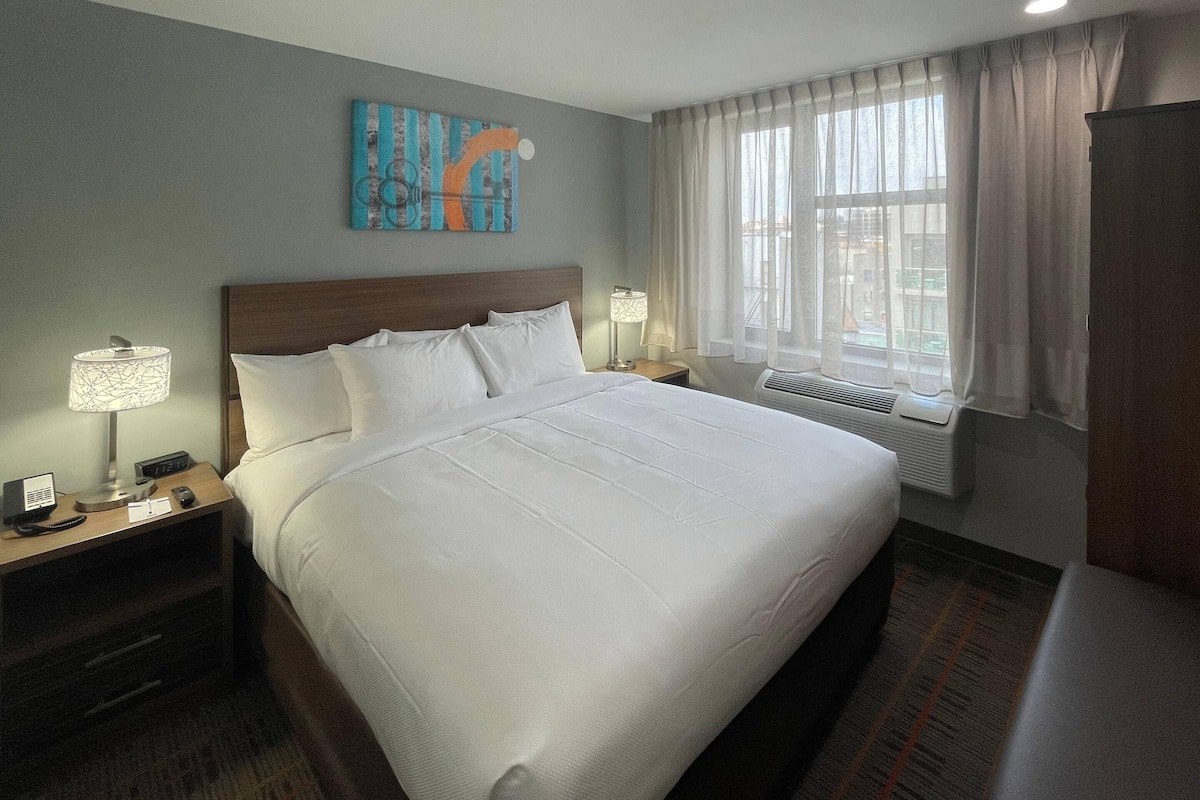 Suite, 1 King Bed, Non Smoking | Desk, laptop workspace, free WiFi, bed sheets