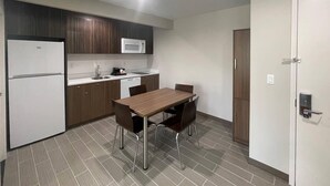 Room - MainStay Suites Bronx - Belmont (Bronx)