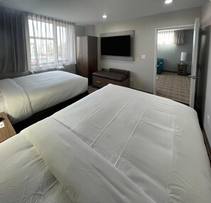 Escritorio, espacio para trabajar con laptop y wifi gratis 