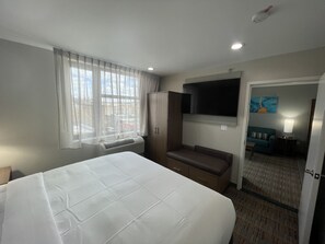 Suite, 1 King Bed, Non Smoking | Desk, laptop workspace, free WiFi, bed sheets - MainStay Suites Bronx - Belmont (Bronx)