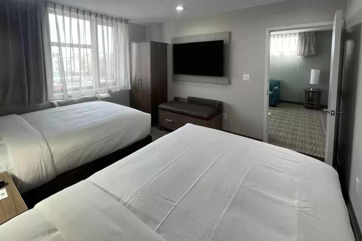 2 King Beds, Suite, Nonsmoking