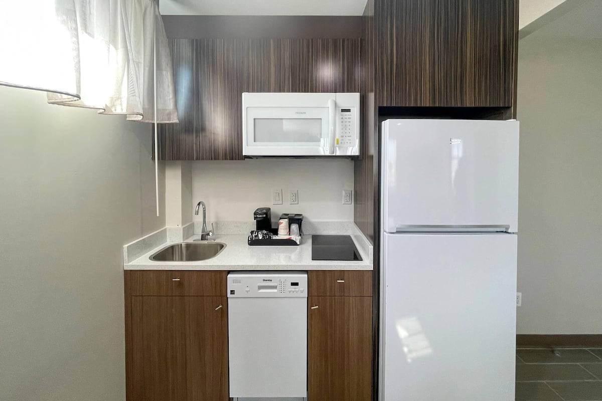 Suite, 2 Double Beds, Non Smoking | Desk, laptop workspace, free WiFi, bed sheets