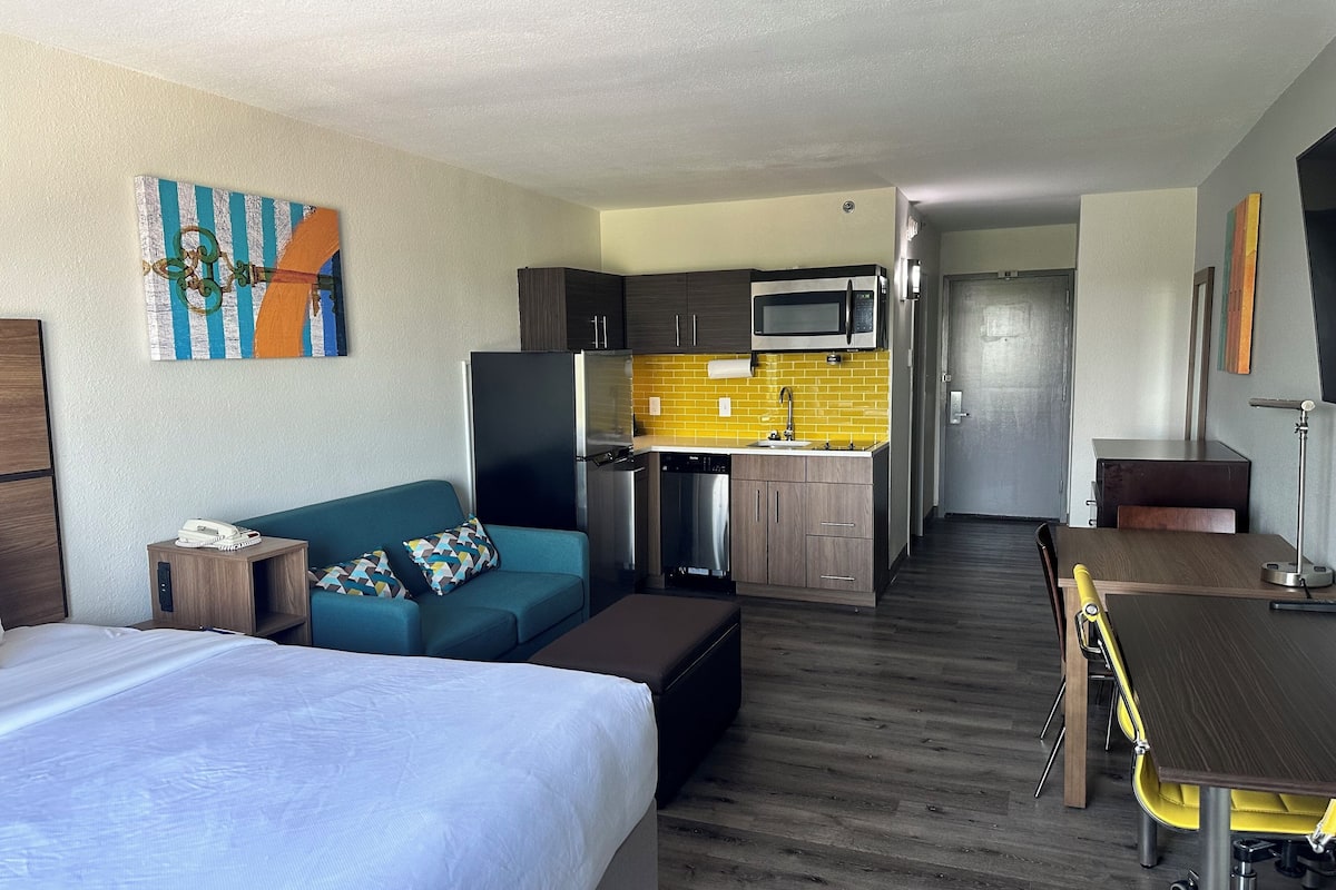 Standard Room, 1 Queen Bed, Non Smoking | Free WiFi, bed sheets