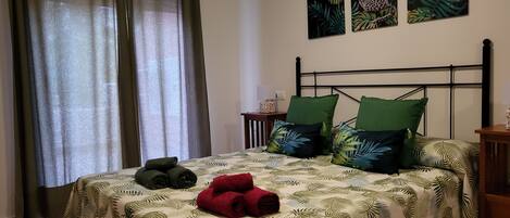 2 عدّة غرف نوم ومكواة/لوح كي وسرير سفر وواي فاي مجانًا