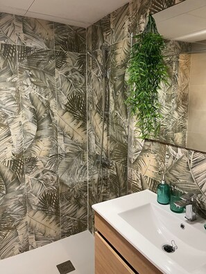 Baignoire, sèche-cheveux, bidet, serviettes fournies