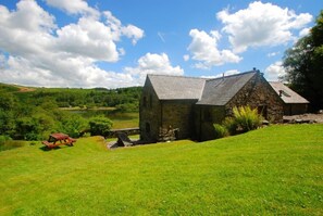 المنطقة المحيطة بالمنشأة