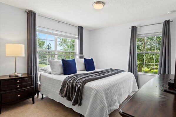 5 chambres, fer et planche à repasser, lit de bébé portatif, Wi-Fi