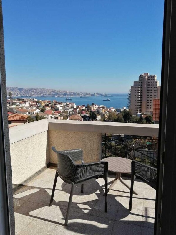 Deluxe Double Room | Egyptian cotton sheets, premium bedding, Select Comfort beds, minibar - Hotel Boutique Casa Recreo (Vina del Mar)