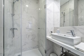 Dusche, Haartrockner, Handtücher, Toilettenpapier