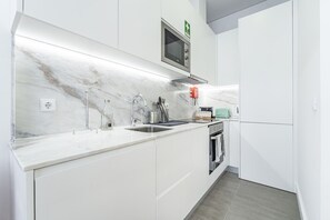 Kjøleskap, mikrobølgeovn, ovn og kokeplater