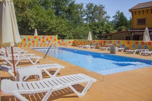 Una piscina al aire libre de temporada