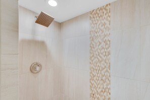 Een douche, handdoeken