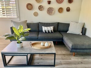 TV connectée, cheminée, livres, enceintes connectées