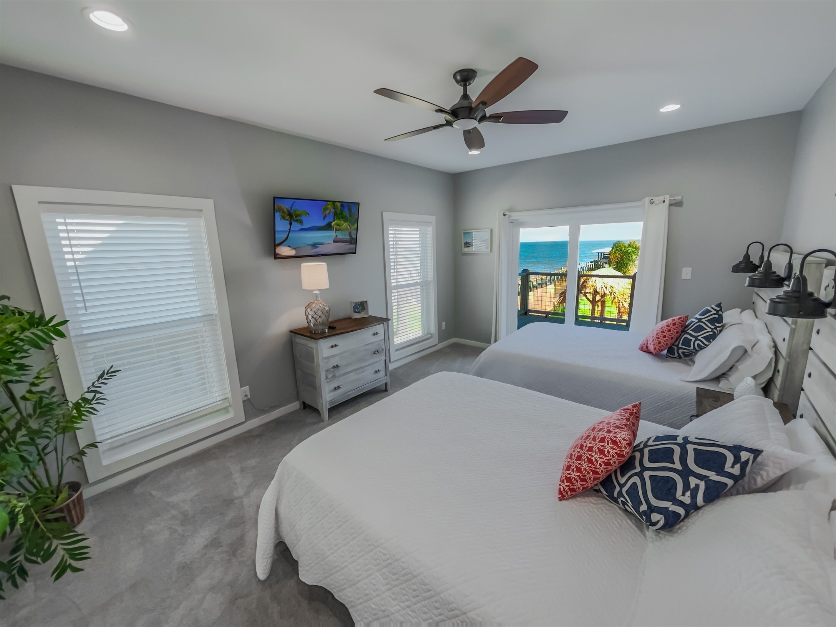 Gorgeous Lodge w/Heated Pool + Private Pier