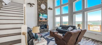 Gorgeous Lodge w/Heated Pool + Pier