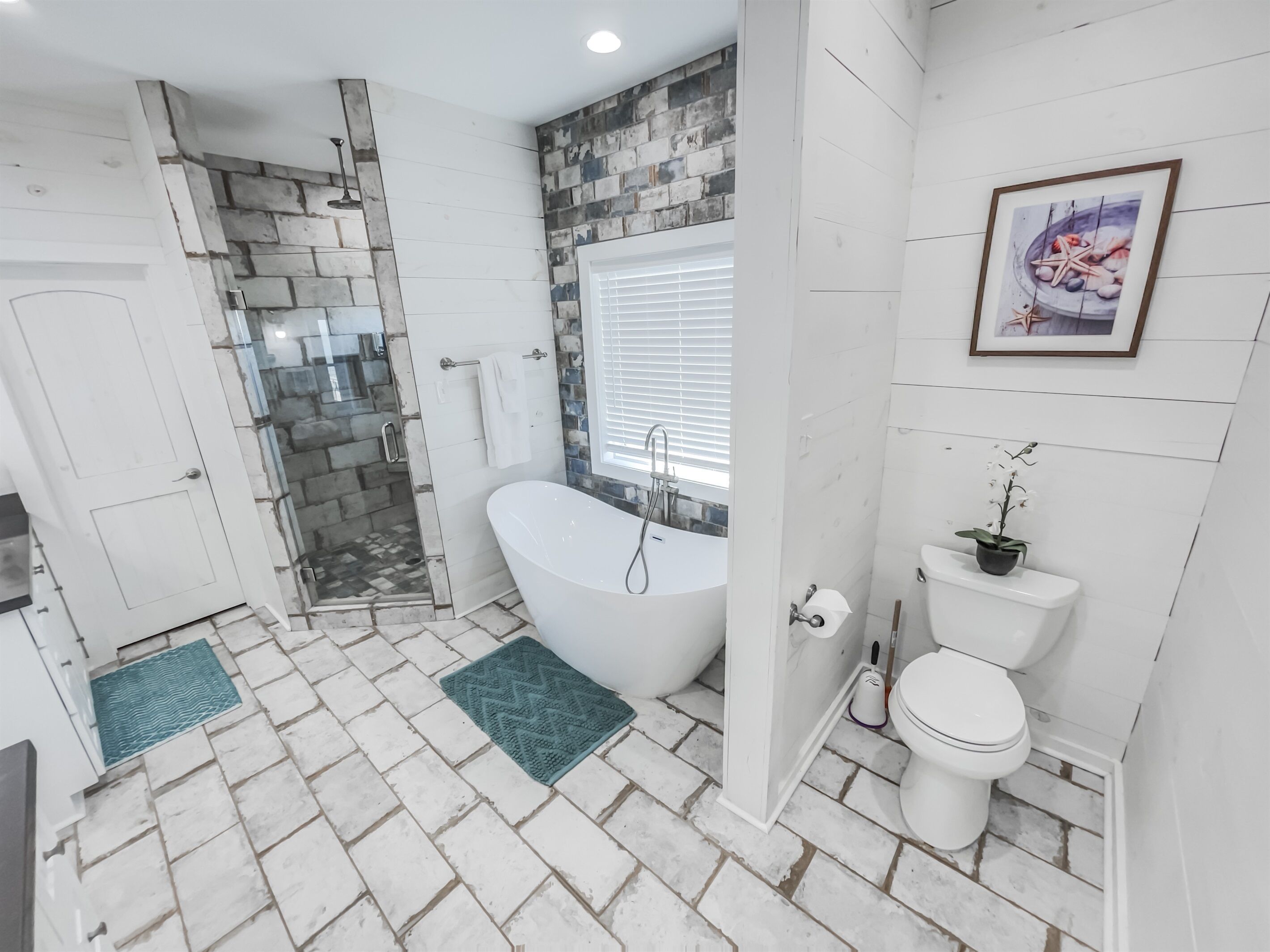 Gorgeous Lodge w/Heated Pool + Private Pier