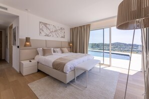 7 Schlafzimmer, Zimmersafe, Schreibtisch, Bügeleisen/Bügelbrett