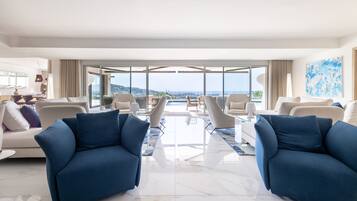 TV connectée, jeux vidéo, lecteur de DVD, baby-foot