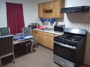 Frigorifero, microonde, forno, piano cottura