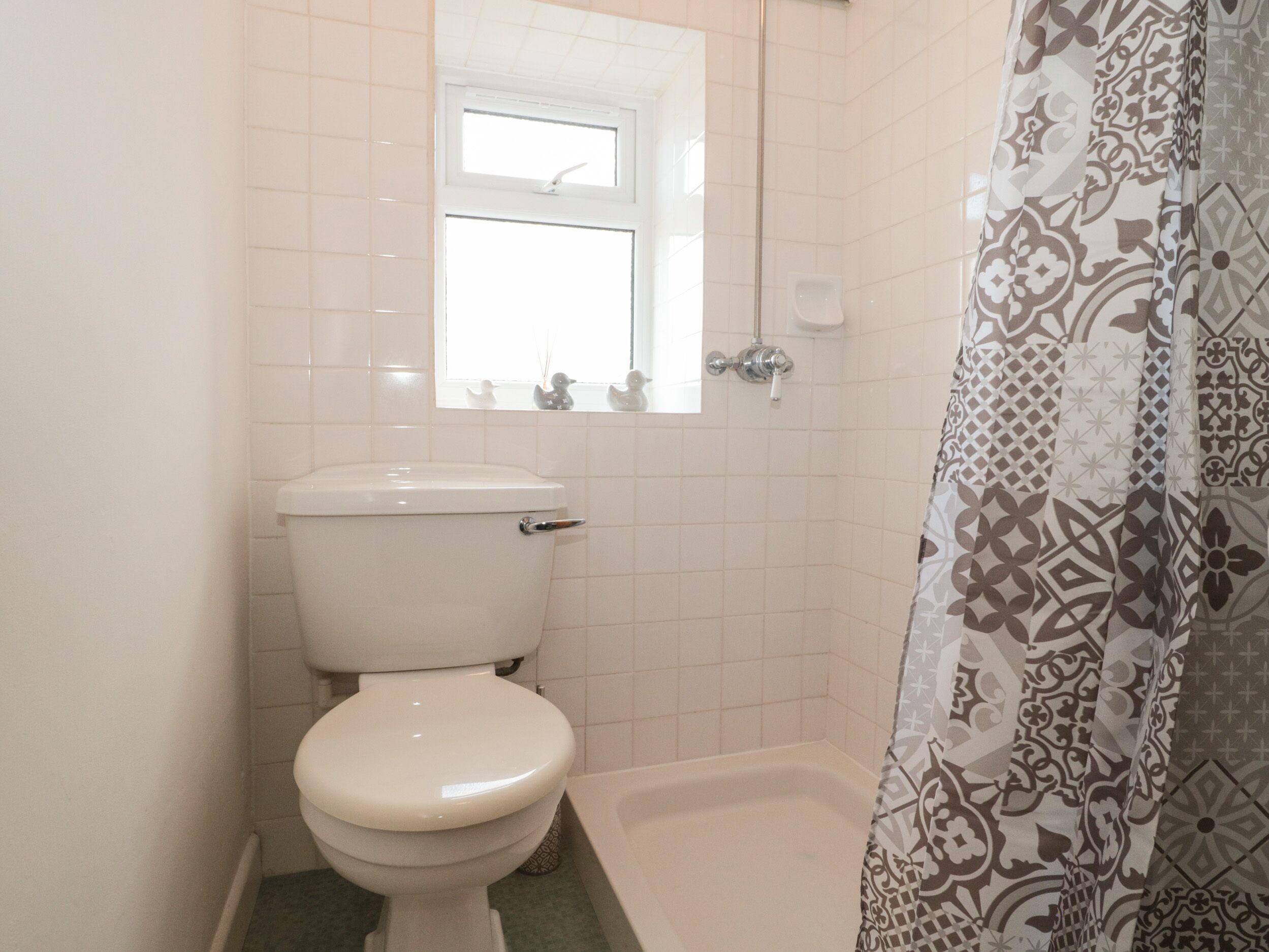 A bathroom with a toilet, a sink, and a bathtub.