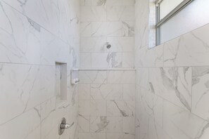 Ensemble douche/baignoire, sèche-cheveux, serviettes fournies, savon