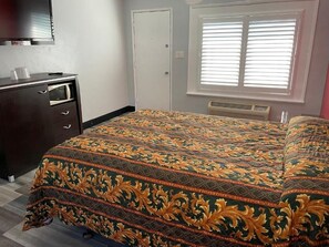 Tabla de planchar con plancha, wifi gratis y ropa de cama 